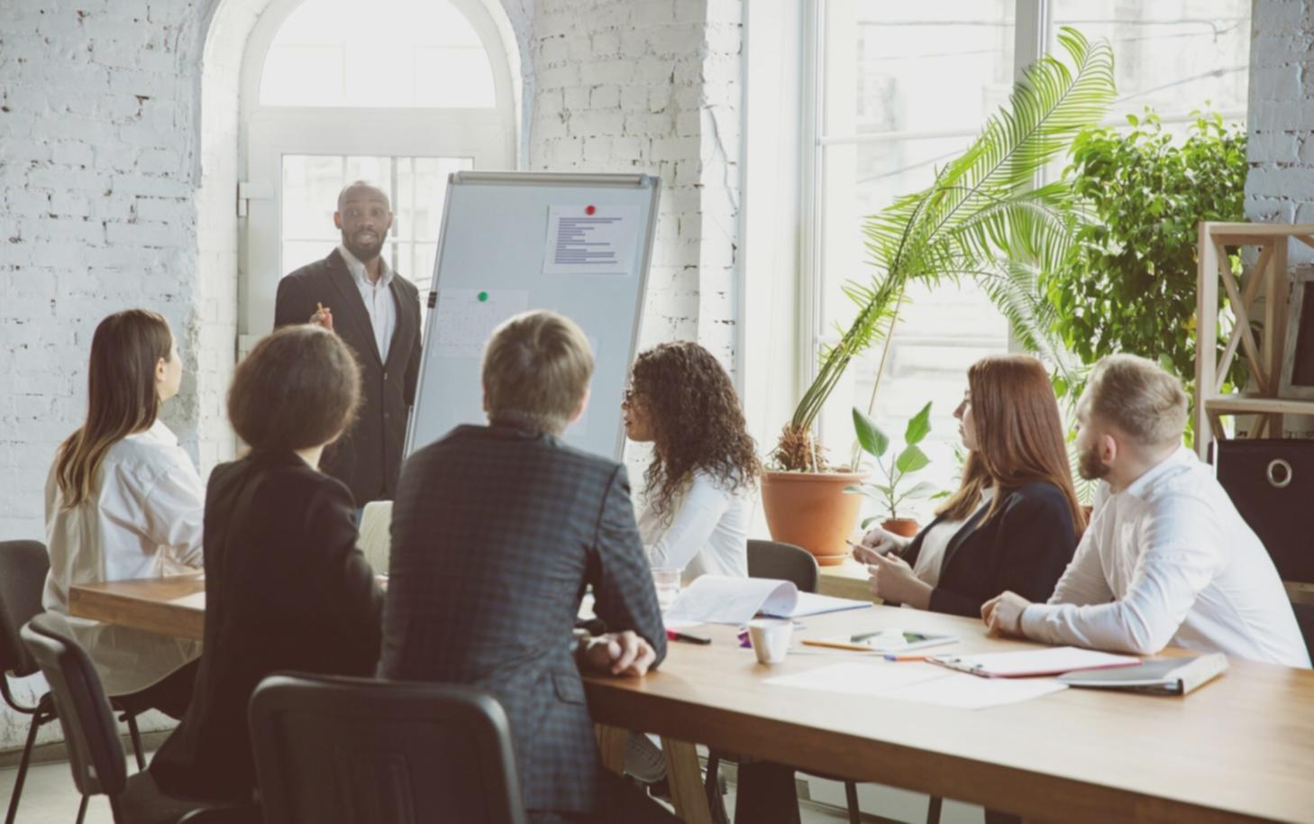 Finanzplanung und Lernmaterialien auf einem modernen Arbeitsplatz